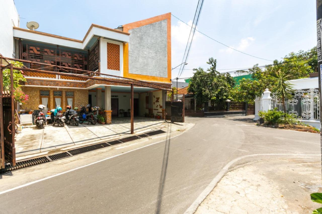 Reddoorz Syariah Near Stadion Manahan Solo 2 Ngoại thất bức ảnh